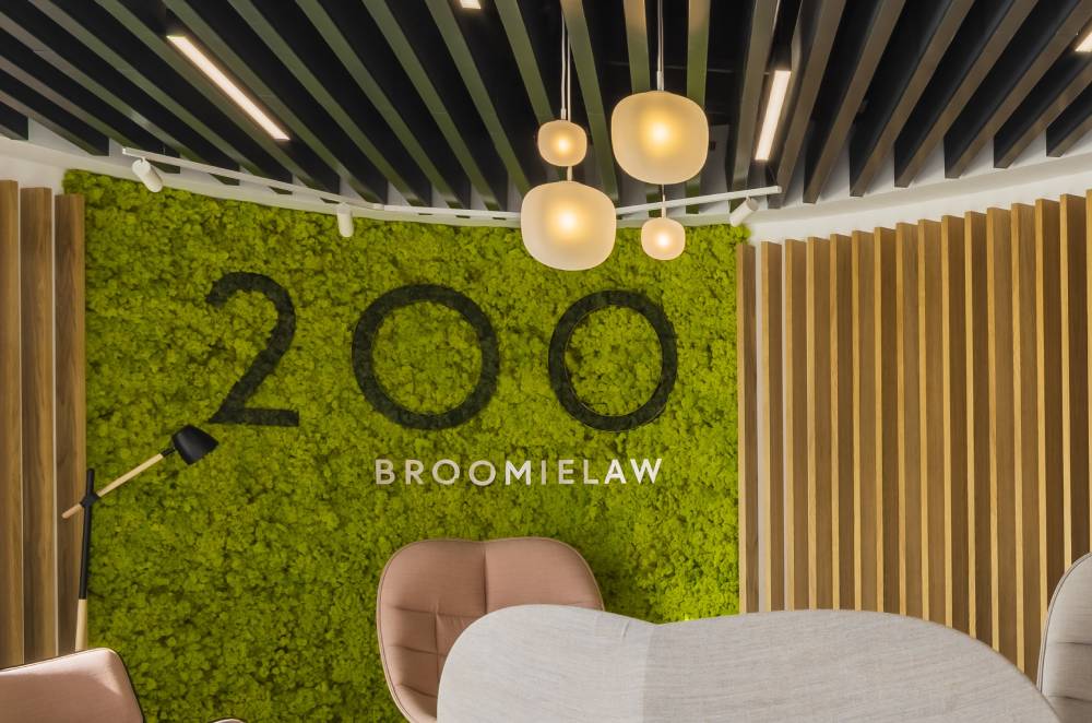 Mooswand mit dem Logo der Immobilie 200 Broomielaw in Glasgow.