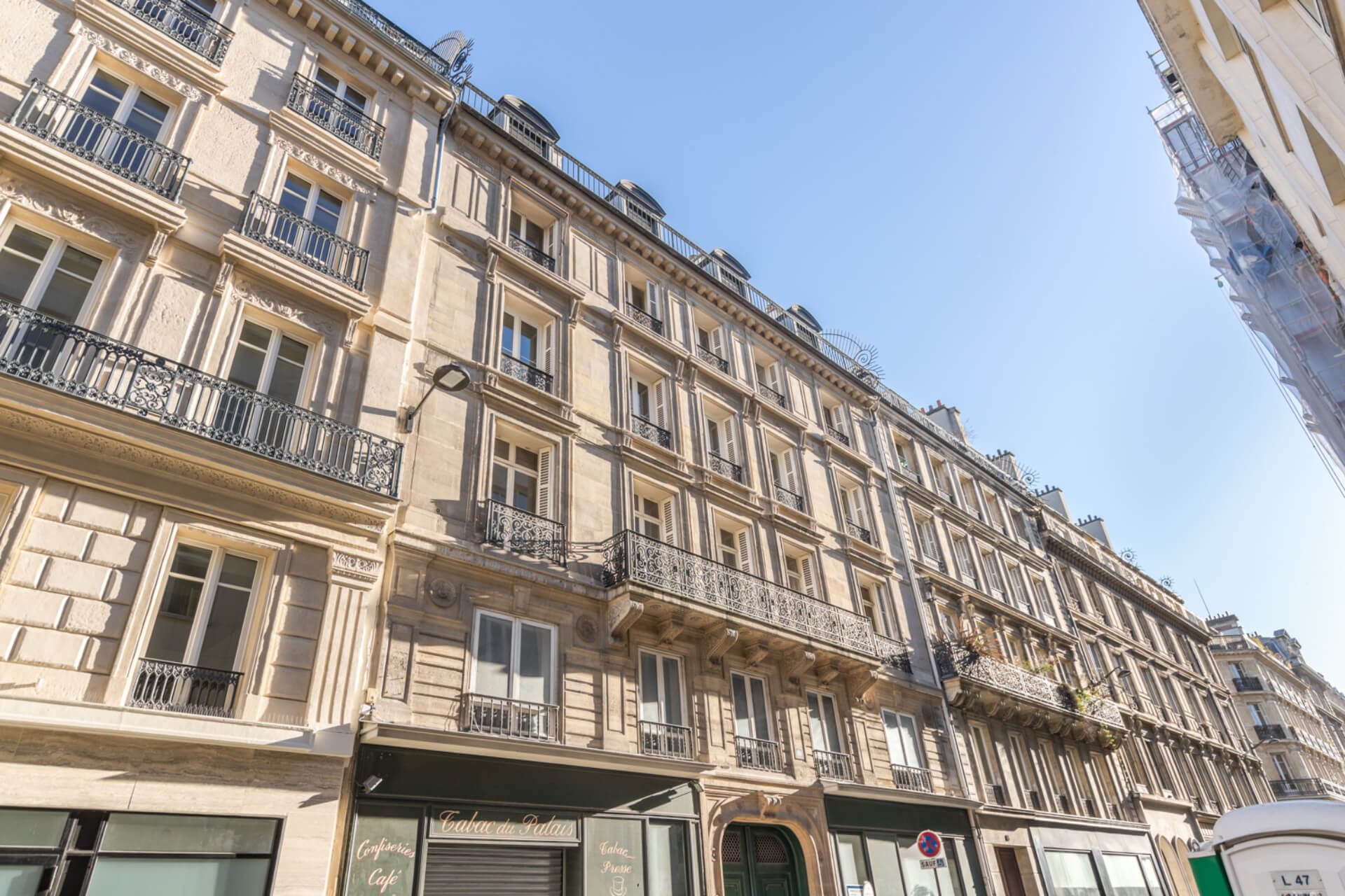 /Die Immobilie Rue de la Banque in Paris von außen.
