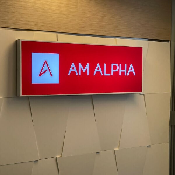 Eine Lampe mit AM ALPHA Branding im Büro in Singapur.