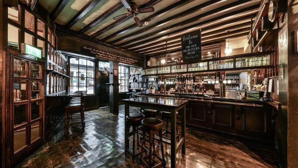 Der historische Pub im Gebäude 30 Coleman Street in London.