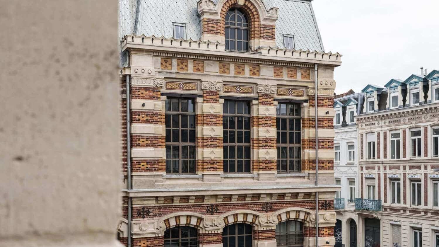 Ein Close-Up von der Immobilie moxy in Lille von außen.