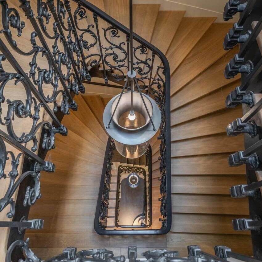 Die historische Treppe in der Immobilie Rue de Lille in Paris. 