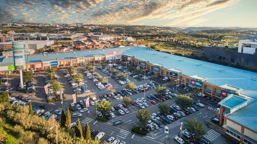 Das Fachmarktzentrum Sintra in Portugal aus der Luftperspektive. 