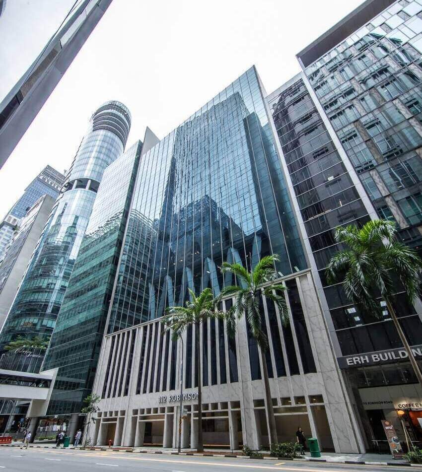 Die Immobilie 112 Robinson Road in Singapur von außen.