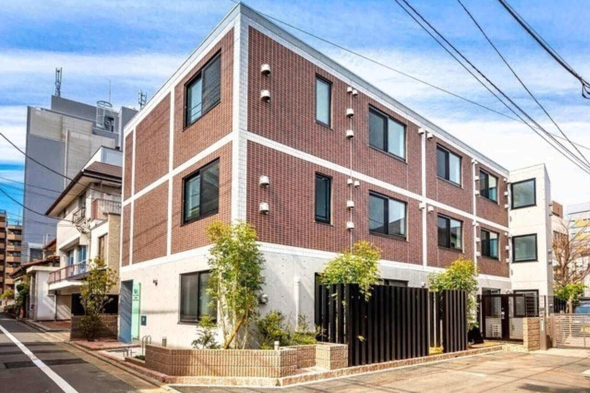 Eine Immobilie des Crane Portfolios in Tokyo von außen.