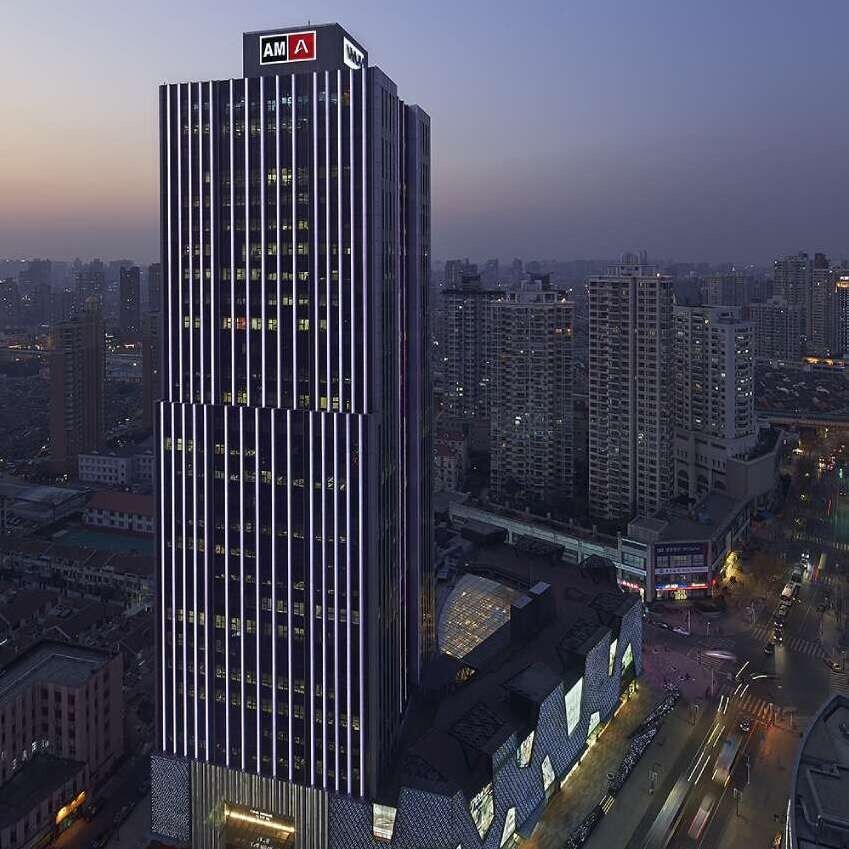 Die Immobilie One Prime in Shanghai von außen bei Nacht.