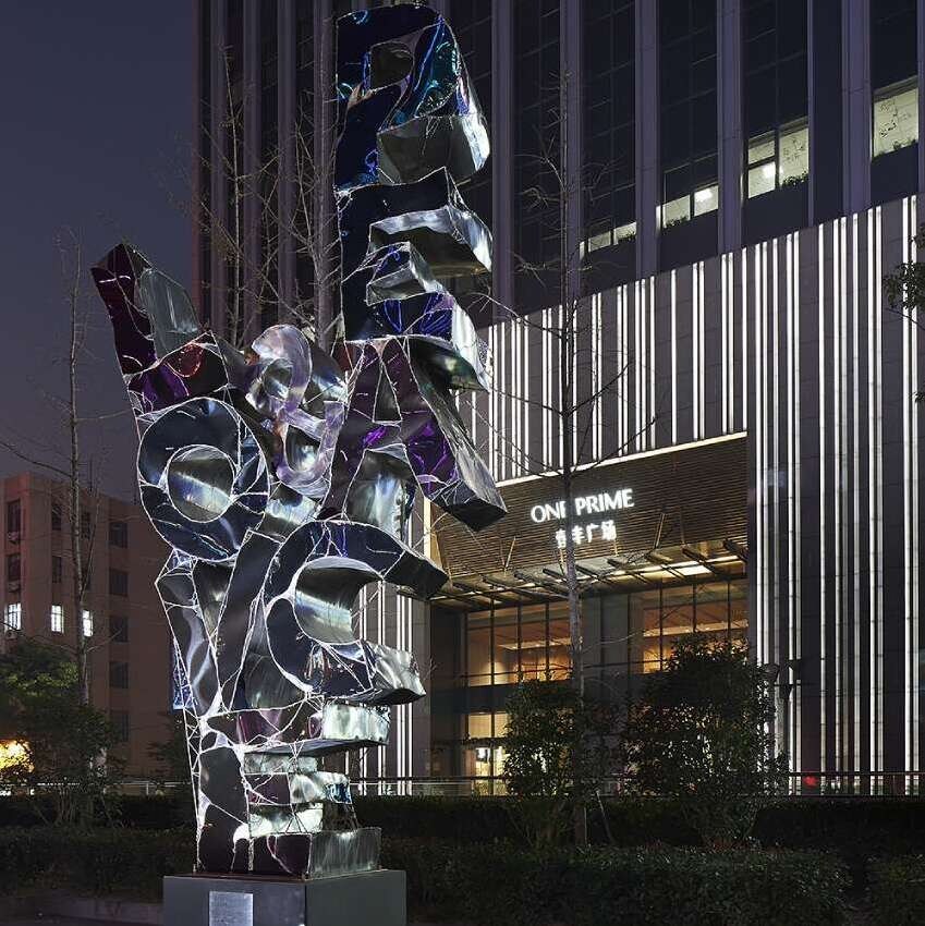 Die Statue vor der Immobilie One Prime in Shanghai von außen bei Nacht.