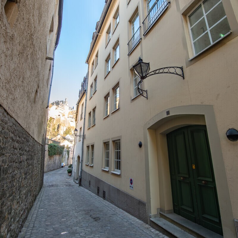 Die Immobilie Rue Plaetis in Luxemburg von außen, eine Seitengasse.